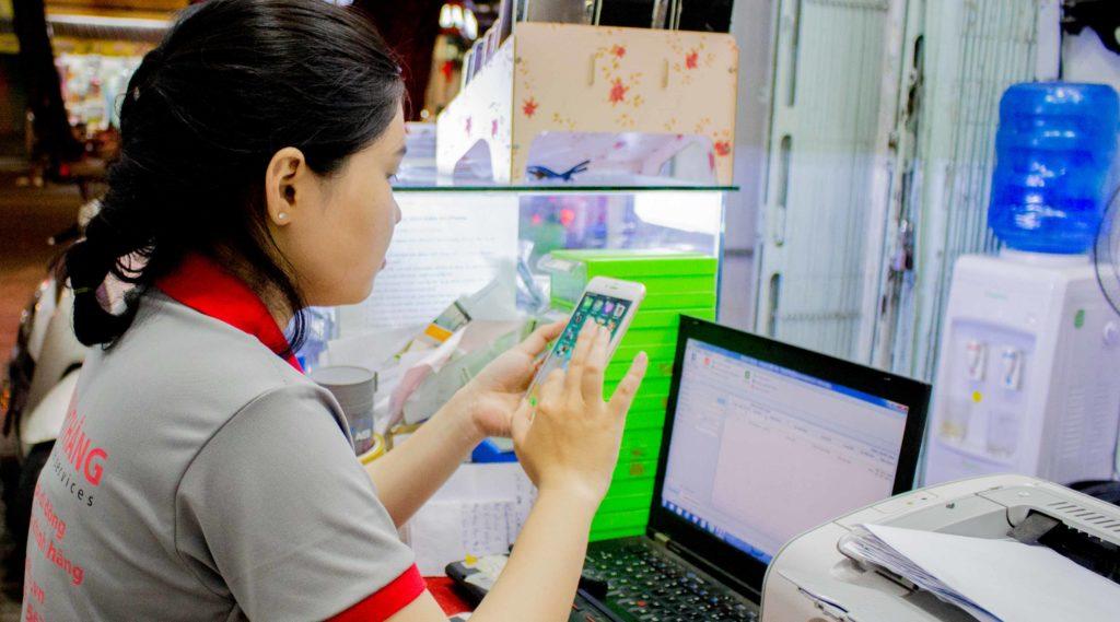 Quy Trình Tiếp Nhận Máy 6 nhân viên test máy 2 Quy Trình Tiếp Nhận Máy