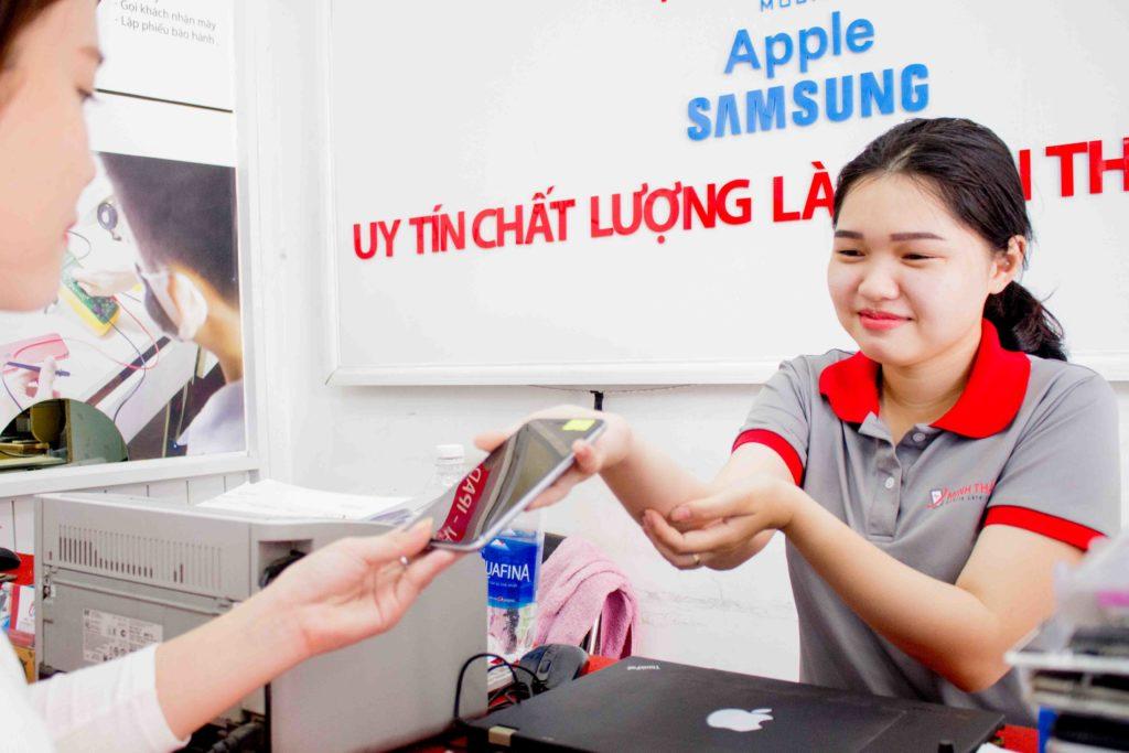 Quy Trình Tiếp Nhận Máy 9 nhận viên nhận máy khách hàng Quy Trình Tiếp Nhận Máy