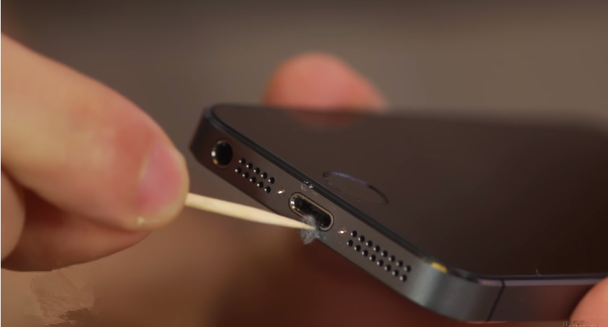 iPhone 6 Plus lỗi sạc và "cách khắc phục nhanh nhất " 7 clean iphone charging port 01 iPhone 6 Plus lỗi sạc và "cách khắc phục nhanh nhất "