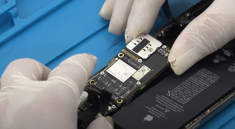Thay Main iPhone 12 Mini 18 Thay Main iPhone 2 Thay Main iPhone 12 Mini